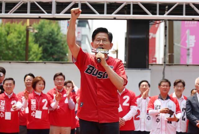 김문수 국민의힘 대선 후보가 28일 부산 부산진구 쥬디스태화 백화점 앞에서 유세를 하고 있다. 뉴시스