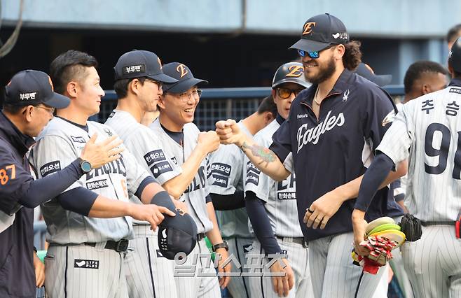 27일 오후 잠실야구장에서 열린 2025 프로야구 한화와 LG 경기. 한화 투수 폰세가 경기전 선수들과 하이파이브하고 있다. 잠실=정시종 기자 capa@edaily.co.kr