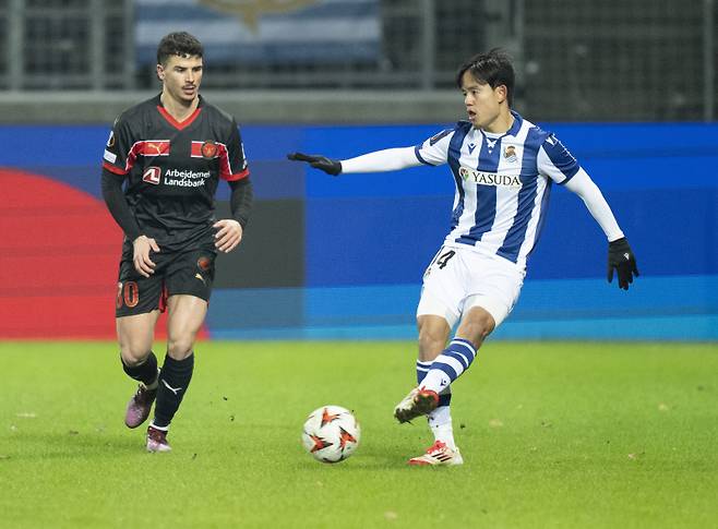 <yonhap photo-2601=""> Real Sociedad's Takefusa Kubo plays the ball as FC Midtjylland's Dani Silva closes in during a Europa League soccer match between FC Midtjylland and Real Sociedad at MCH Arena in Herning, Denmark, Thursday, Feb. 13, 2025. (Henning Bagger/Ritzau Scanpix via AP) DENMARK OUT; MANDATORY CREDIT/2025-02-14 06:23:52/ <저작권자 ⓒ 1980-2025 ㈜연합뉴스. 무단 전재 재배포 금지, AI 학습 및 활용 금지></yonhap>