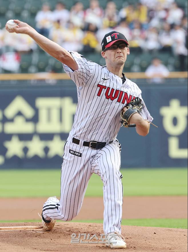 2025 KB0리그 프로야구 LG트윈스와 한화이글스의 경기가 28일 오후 서울 잠실야구장에서 열렸다. LG 선발 코엔 윈이 등판해 역투하고 있다. 잠실=김민규 기자 mgkim1@edaily.co.kr