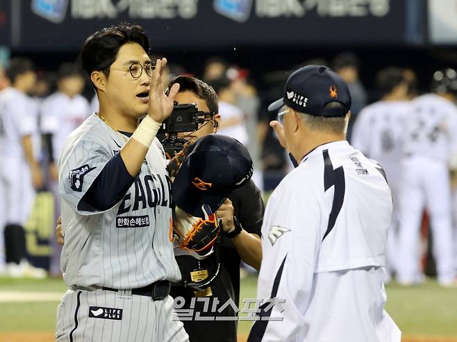 2025 KB0리그 프로야구 LG트윈스와 한화이글스의 경기가 28일 오후 서울 잠실야구장에서 열렸다. 연장 11회 끝에 6대 5 신승을 거둔 채은성 등 한화 선수들이 김경문 감독과 하이파이브를 하고 있다. 잠실=김민규 기자 mgkim1@edaily.co.kr