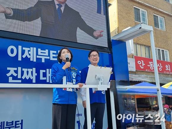 27일 박범계 전 법무부장관과 서미화 중앙선대위 장애인시민본부장이 안동 신시장을 찾아 이재명 후보 지지를 호소하고 있다. [사진=더불어민주당 안동예천선거대책위원회]
