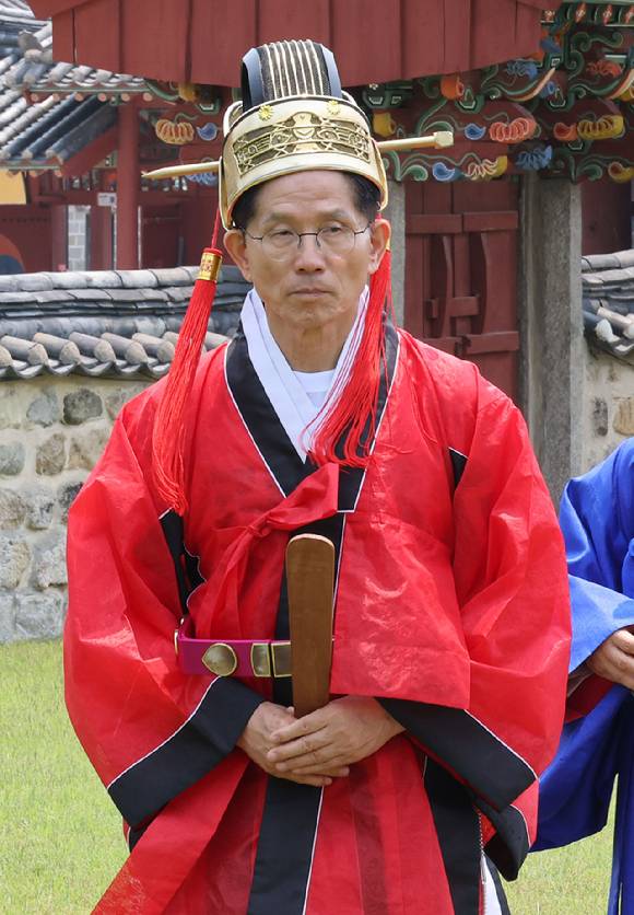 국민의힘 김문수 대선 후보가 28일 경남 김해시 김수로왕릉공원에서 열린 유세에 앞서 수로왕릉을 찾아 관복을 입고 헌화례를 하고 있다. 2025.5.28 [공동취재] [사진=연합뉴스]