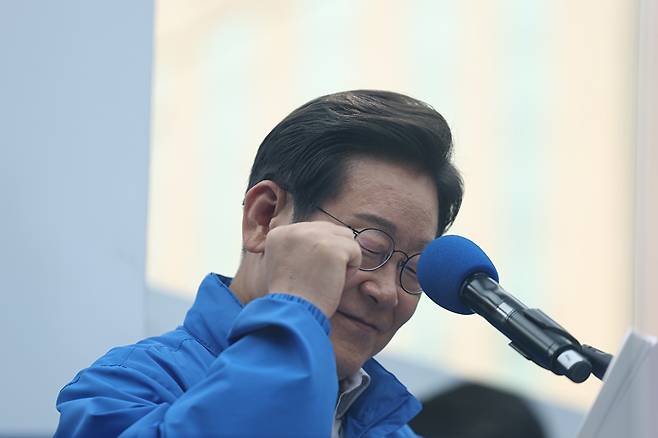 더불어민주당 이재명 대선 후보가 28일 서울 광진구 어린이대공원 정문 앞에서 열린 광진구·중랑구 집중 유세에서 주먹을 불끈 쥐고 있다. 2025.5.28 [사진=연합뉴스]