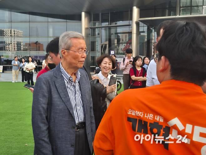 김종인 전 비상대책위원장이 28일 이준석 개혁신당 대선 후보의 유세가 진행되는 서울 강남구 코엑스 유세장에 방문했다. [사진=김주훈 기자]