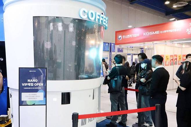 지난 4월 월드IT쇼에서 넥스트페이먼츠가 AI 스토어 나노를 선보였다 / 출처=IT동아