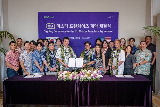 민승배 BGF리테일 대표(가운데)와 로버트 쿠리수 CU 하와이 대표가 마스터 프랜차이즈 계약 체결 후 기념 촬영을 하고 있다. [사진 BGF리테일]