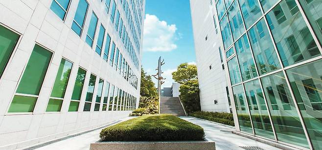 서울사이버대는 AI챗봇·AI학습튜터 등 앞선 AI 기술력을 통해 학생 중심의 학습 환경 및 효율적인 학업 지원 시스템을 제공하며 미래 교육의 표준을 만들고 있다. [사진 서울사이버대]