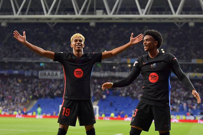 메시 후계자라 불리는 라민 야말(왼쪽)이 FC바르셀로나와 새로운 장기 연장 계약을 체결했다. [AFP=연합뉴스]