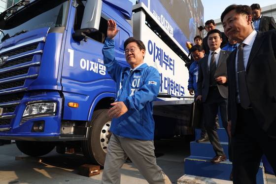 이재명 더불어민주당 대선 후보가 26일 경기 남양주 평내호평역 광장에서 유세를 마치고 시민들에게 인시하고 있다. 뉴시스