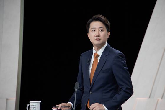 이준석 개혁신당 대통령 후보가 27일 서울 상암 MBC스튜디오에서 열린 21대 대선후보 3차 토론회에 참석해 토론 준비를 하고 있다.뉴스1