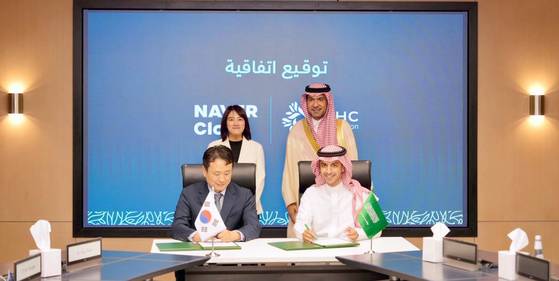 네이버클라우드는 28일 사우디 주택공사(NHC)와 전략적 합작법인 네이버 이노베이션을 설립한다고 밝혔다. (왼쪽 뒤부터 시계방향대로) 채선주 네이버 전략사업대표, 마제드 알 호가일 자치행정주택부 장관, 라이얀 알아킬 NHC 이노베이션 CEO, 한상영 네이버클라우드 글로벌 DX&이노베이션 전무. 사진 네이버클라우드