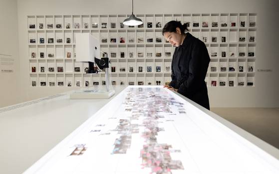 서울시립 사진미술관 개관전 '스토리지 스토리'에 나온 오주영의 작품들. 소장품 이미지를 AI가 데이터 학습한 뒤 관람자의 선택을 거쳐 보이게 했다. 뉴스1