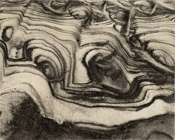 겨울 한강 마포 일대를 찍은 조현두의 '잔설'은 제15회 국전에서 사진 부문 특선을 수상했다. 얼음이 만든 무늬에서 조형성을 발견하고, 사진관을 운영하며 익힌 특수효과 기법을 활용했다. 사진 서울시립미술관