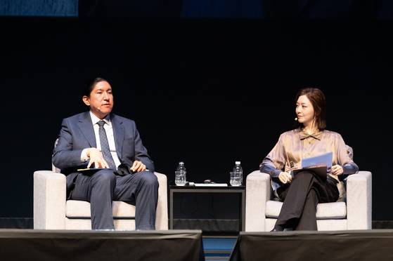 (왼쪽부터) 밀라 퀘벡 인공지능 연구소 수석 아키텍트 마이클 러닝 울프와 미디어 아트 작가 김아영이 28일 서울 아르코예술극장에서 열린 제10차 문화예술세계총회에서 대담하고 있다. 사진 한국문화예술위원회