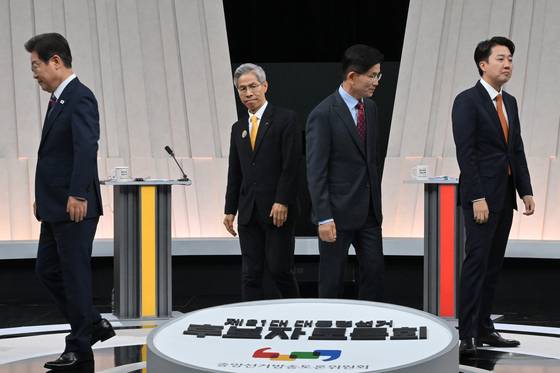 지난 27일 서울 상암동 MBC에서 진행된 3차 대선후보 TV토론회. 왼쪽부터 더불어민주당 이재명, 민주노동당 권영국, 국민의힘 김문수, 개혁신당 이준석 후보. 국회사진기자단