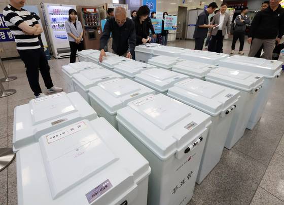 (인천=뉴스1) 이동해 기자 = 제21대 대통령선거를 일주일 앞둔 27일 오전 인천 중구 인천항 연안여객터미널에서 옹진군선거관리위원회 관계자들이 서해5도 지역으로 이송할 투표함을 점검하고 있다. 2025.5.27/뉴스1