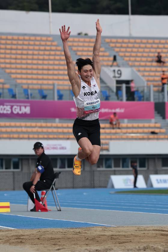 남자 세단뛰기 유규민이 28일 경구 구미에서 열린 아시아육상선수권에서 비상하고 있다. 사진 대한육상연맹