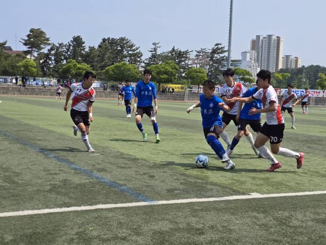 ▲ 27일 강북공설운동장에서 열린 서울 여의도고와 서울 중동고의 금강대기 축구대회 16강전에서 중동고 8번 이성준이 드리블 돌파를 시도하고 있다.