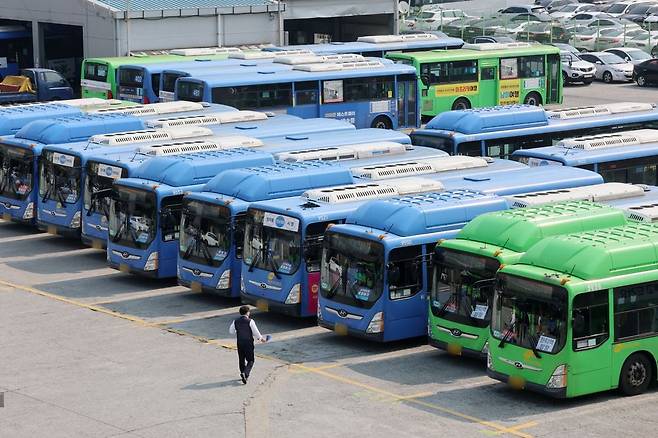 27일 서울 송파구 장지공영차고지에 운행을 앞둔 시내버스가 정차되어 있다. 28일 서울시에 따르면 시내버스 노사 간 임금 협상이 끝내 입장차를 좁히지 못하고 약 9시간 만인 이날 0시 최종 결렬됐다. 이에 따라 시내버스 노조는 이날 첫차부터 파업에 돌입하게 됐다. 뉴스1