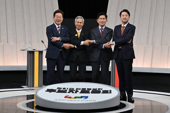 더불어민주당 이재명·민주노동당 권영국·국민의힘 김문수·개혁신당 이준석 대선 후보가 27일 서울 마포구 상암동 MBC 스튜디오에서 진행된 정치 분야 TV토론회에 앞서 포즈를 취하고 있다./사진=연합뉴스