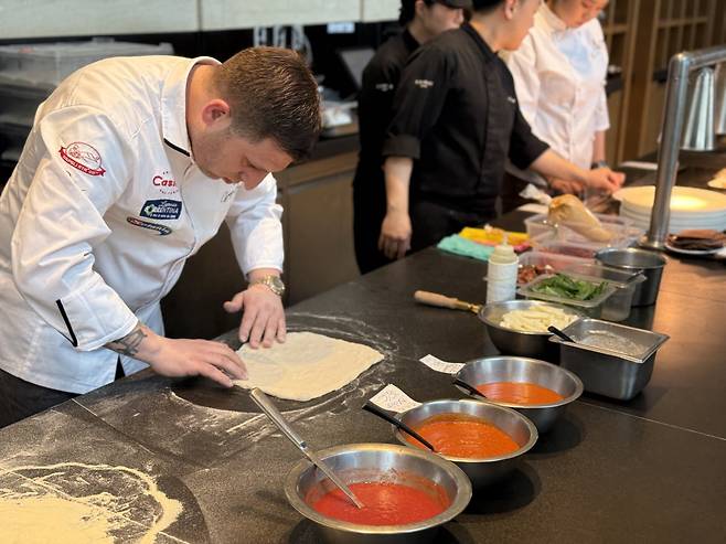콘래드 서울 아트리오에서 자신의 시그니처 피자를 선보이고 있는 피자이올로 펩페