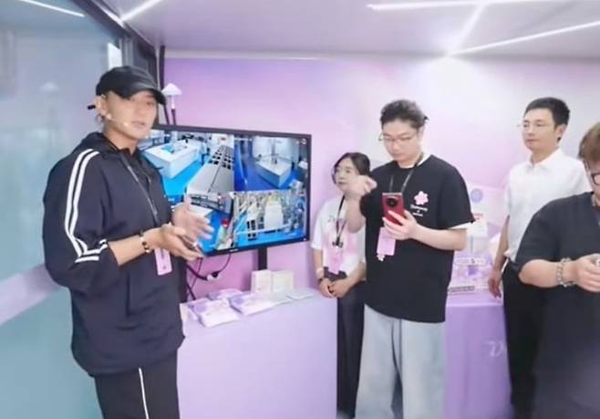 라이브 방송 진행중인 타오. 사진=웨이보 캡처