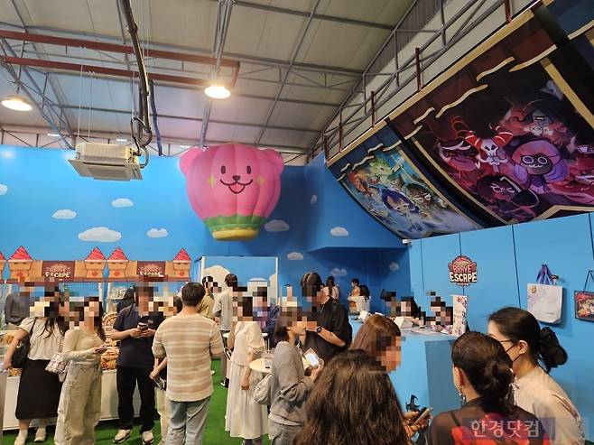 지난 27일 서울 성동구 성수동 PNSFP에서 취재진들과 인플루언서들이 '쿠키런: 브레이브 이스케이프 - 바삭한 탈출' 사전행사에 참여하고 있다. 사진=박수빈 기자