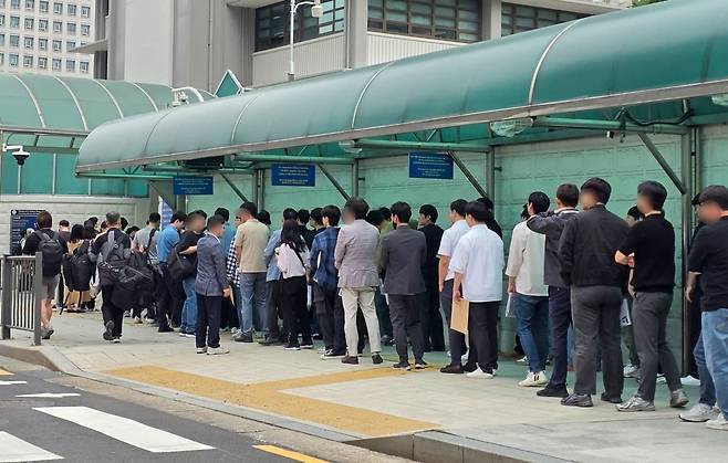 서울 종로구 주한 미국대사관 앞에서 미국 비자를 발급받으려는 사람들이 줄을 서 있다. 사진=연합뉴스