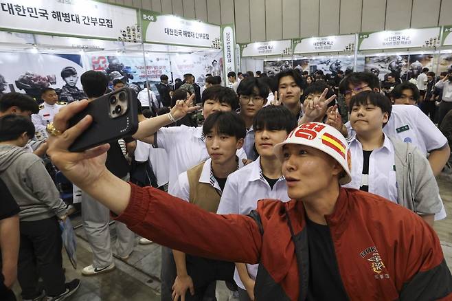 28일 경기 고양시 킨텍스에서 열린 2025 대한민국 고졸 인재 채용 엑스포 해병대 부스에서 무적권(권광진)유튜버와 학생들이 사진을 찍고 있다.