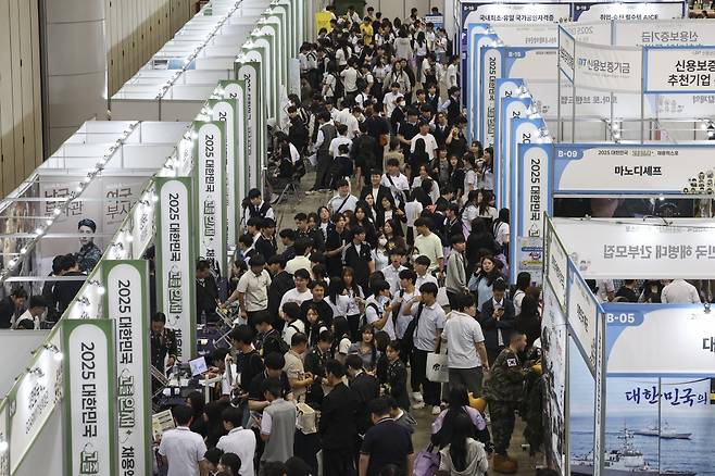 28일 경기 고양시 킨텍스에서 열린 2025 대한민국 고졸 인재 채용엑스포가 학생들로 붐비고 있다.