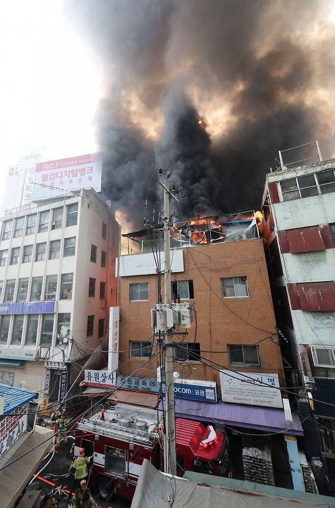28일 서울 을지로3가역 인근 건물에서 화재가 발생해 소방대원들이 진화작업을 하고 있다. 사진=연합뉴스