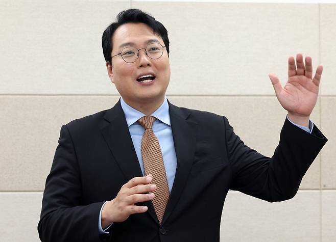 천하람 개혁신당 상임선대위원장이 28일 경기 고양시 킨텍스 2전시관에서 열린 2025 대한민국 고졸 인재 채용 엑스포에 참석해 한국경제신문과 인터뷰하고 있다. 최혁 기자