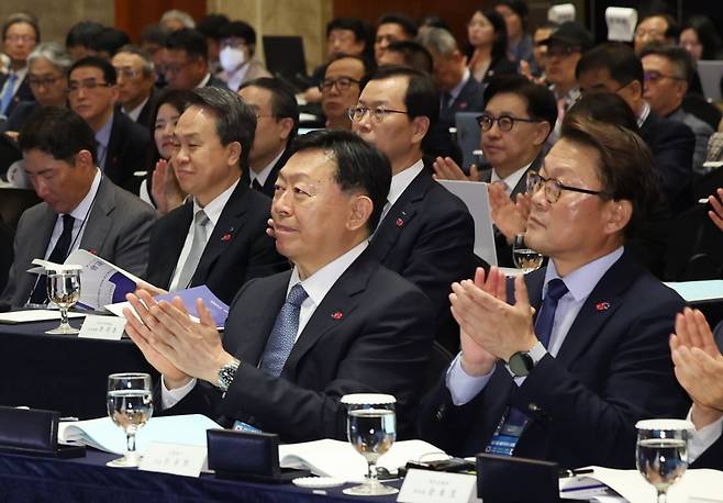 신동빈 롯데그룹 회장이 지난 27일 서울 중구 롯데호텔에서 열린 제57회 한일경제인회의에 참석해 박수를 치고 있다. 한일경제인회의는 1969년 1월 국교 정상화 이후 설립된 대표적인 민간 경제협의체다. 사진=이솔 한국경제신문 기자