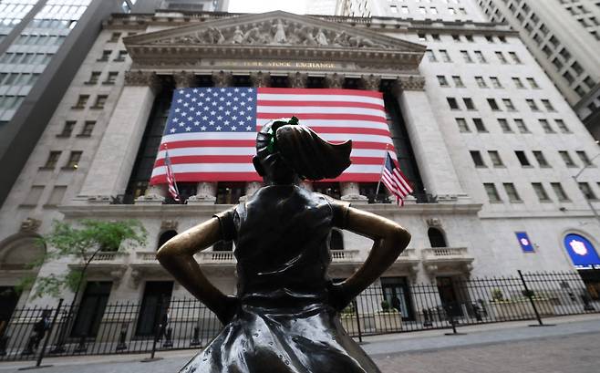 미국 메모리얼 데이(현충일) 연휴를 앞둔 지 23일(현지시간) 미국 뉴욕증권거래소 앞에 있는 두려움 없는 소녀상. AFP연합뉴스