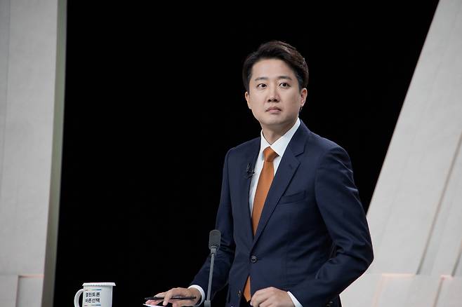 개혁신당 이준석 후보가 27일 서울 마포구 상암동 MBC 스튜디오에서 열린 정치 분야 TV토론회를 준비하고 있다. 국회사진기자단