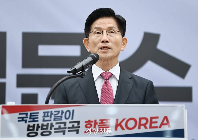 김문수 국민의힘 대선 후보가 27일 서울 여의도 중앙당사에서 열린 ‘국토 판갈이 : 방방곡곡 핫플 KOREA - 새롭게 대한민국’ 공약발표를 마친 뒤 국민께 드리는 약속을 말하고 있다. 한수빈 기자