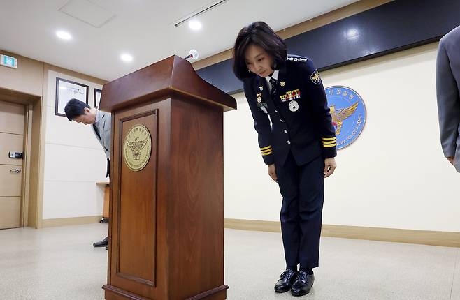 강은미 경기 화성동탄경찰서장이 28일 오후 경기 수원시 경기남부경찰청 제2회의실에서 이른바 ‘동탄 납치살인’ 사건에 대해 공식 사과의 입장을 밝히며 피해자 및 유족에 대해 고개를 숙이고 있다. 연합뉴스