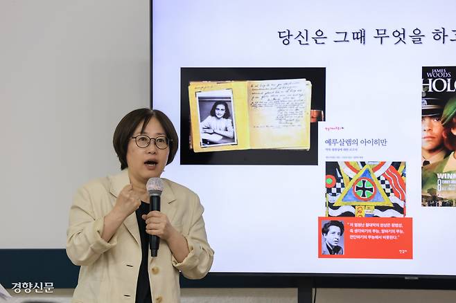 김정인 춘천교대 교수가 지난 22일 서울 정동 경향신문사에서 ‘2025 현재사’ 시리즈 세 번째 강좌 ‘5·18, 탈진실을 넘어 보편기억으로’를 주제로 강의하고 있다. 이준헌 기자 heon@kyunghyang.com