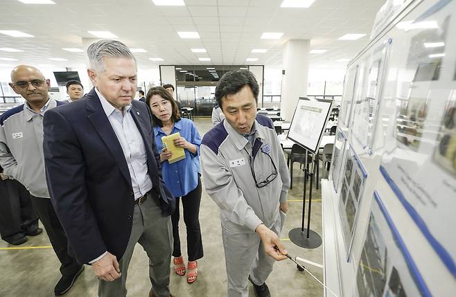 헥터 비자레알 한국GM 사장(왼쪽 두 번째)이 지난 15일 GM 한국사업장 창원공장을 방문해 현장을 점검하고 있다. 연합뉴스