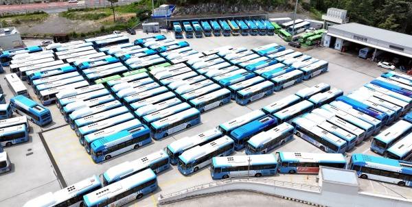 28일 오전 부산 연제구공영버스차고지에 운행이 중지된 버스들이 주차돼 있다. 국제신문DB