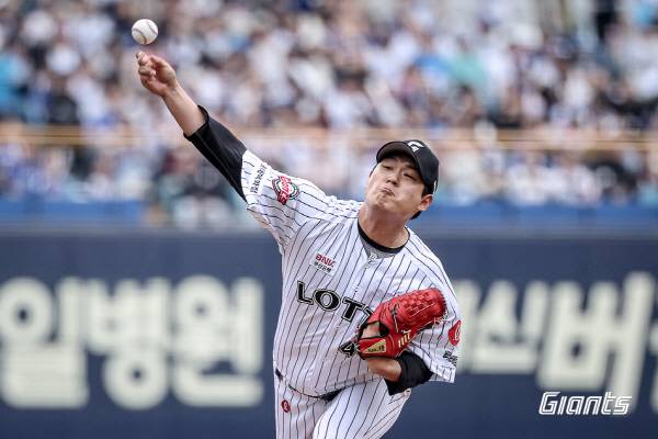 28일 대구 삼성라이온즈파크에서 열렸던 롯데와 삼성의 경기는 많은 비가 내려 취소됐다. 사진은 롯데 선발로 등판 예정이었던 나균안이 지난달 삼성라이온즈파크에서 힘껏 공을 던지는 모습. 롯데 자이언츠 제공