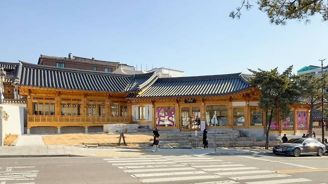 Yless flagship store in Bukchon (Yless)