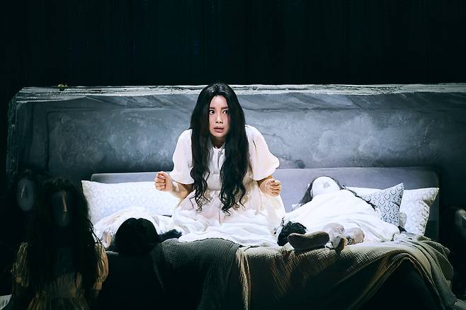 Soprano Hwang Su-mi performs in the premiere of "The Rising World" at the Seoul Arts Center on Sunday in Seocho-gu, Seoul. (Seoul Arts Center)