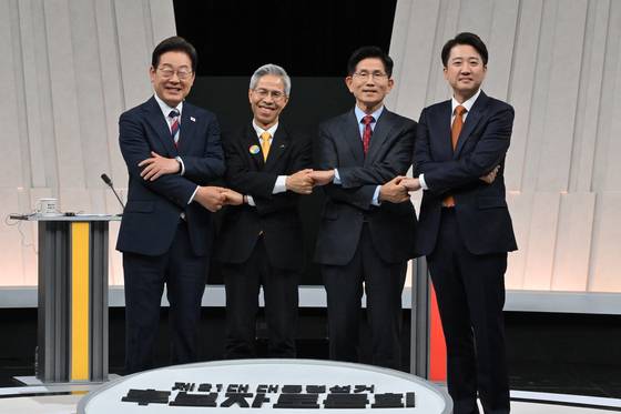 From left, Lee Jae-myung of the Democratic Party, Kwon Young-kook of the Democratic Labor Party, Kim Moon-soo of the People Power Party and Lee Jun-seok of the minor Reform Party pose for a photo ahead of their third and final debate at the MBC studio in Mapo District, western Seoul, on May 27. [JOINT PRESS CORPS]