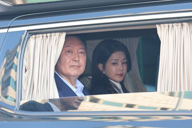 Ousted President Yoon Suk Yeol, left, and his wife and former first lady Kim Keon Hee depart the official presidential residence in Yongsan District, central Seoul, on April 11. [JOINT PRESS CORPS]