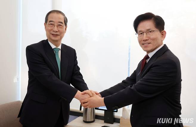 김문수 국민의힘 대선 후보와 한덕수 무소속 예비후보가 7일 오후 서울 종로구의 한 식당에서 단일화 관련 회동을 하기 전 악수하고 있다. 곽경근 대기자