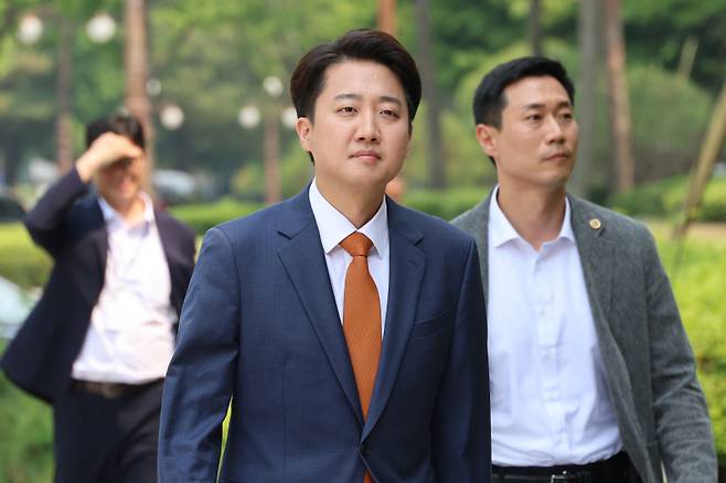 이준석 개혁신당 대선 후보가 27일 서울 여의도 국회에서 단일화 등과 관련한 입장을 밝히기 위해 기자회견 장소로 이동하고 있다. 연합뉴스
