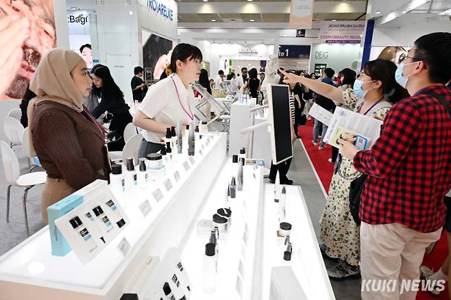 28일 서울 강남구 코엑스에서 열린 서울국제화장품 미용산업박람회 및 국제건강산업박람회를 찾은 시민들과 바이어들이 참여 업체의 전시품을 관심있게 살펴보고 있다.
