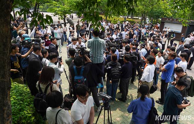 이준석 개혁신당 대선 후보가 28일 서울 영등포구 여의도공원에서 산책 유세를 마치고 시민들과 기념사진을 촬영하고 있다.